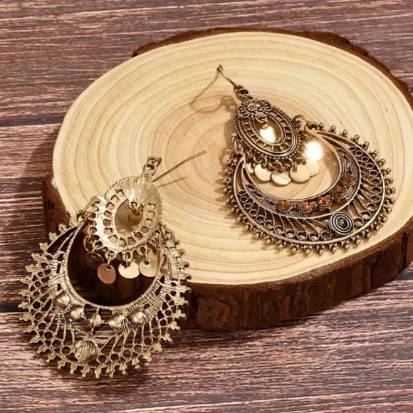 Elegant Gold Chandelier Earrings New - Picture 2 of 3